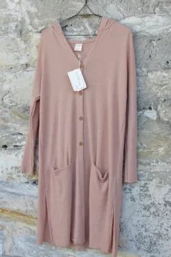 by basics Strickjacke 8009 im hellen apricot (nude) - reine, Öko Tex zertifizierte Merinowolle