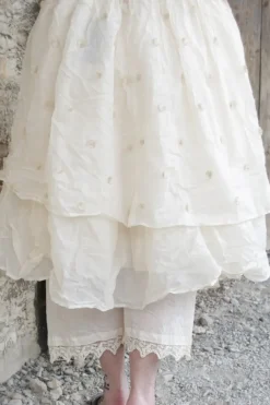 Ewa i Walla Kleid 55800 EKANTA in creme mit PomPoms - Organza & Hardvoile aus reiner Baumwolle