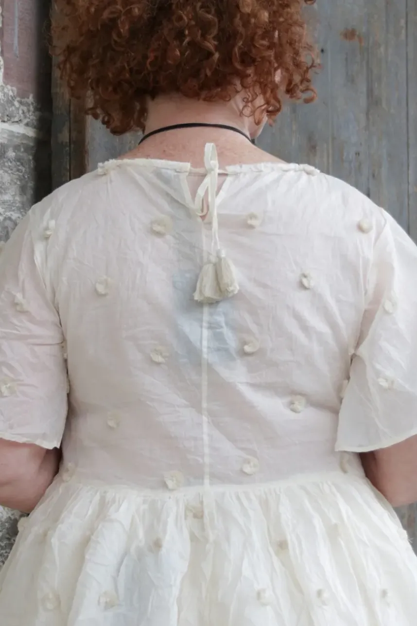 Ewa i Walla Kleid 55800 EKANTA in creme mit PomPoms - Organza & Hardvoile aus reiner Baumwolle