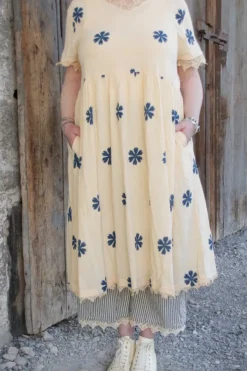 Ewa i Walla Kleid 55846 SOLBRITT in creme mit Flowerprint (blue flower) - Baumwolle aus groben Gewebe