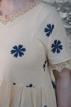Ewa i Walla Kleid 55846 SOLBRITT in creme mit Flowerprint (blue flower) - Baumwolle aus groben Gewebe