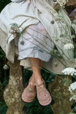 Les Ours Ballerinas/Sandalen in altrose - Häkel aus reiner Baumwolle