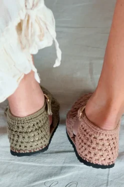 Les Ours Ballerinas/Sandalen in antikweiss - Häkel aus reiner Baumwolle