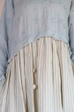 Les Ours Kleid ADRIANA im zarten blau mit süßen Blümchen & Stickerei - reine, softe Baumwolle