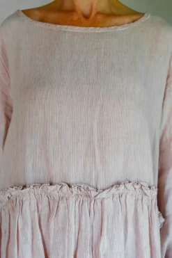 Les Ours Kleid LISE im zart gestreiften Pastellrosa - reine, softe Baumwolle