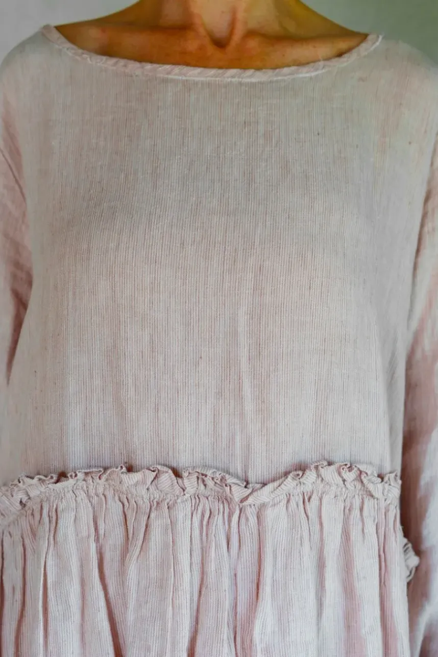 Les Ours Kleid LISE im zart gestreiften Pastellrosa - reine, softe Baumwolle