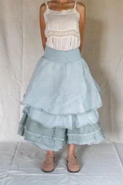 Les Ours Rock MADOU im pastelligen blau mit edlen Spitzen - Organza aus reiner Baumwolle